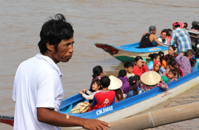 Người dân Cà Mau xuống ghe di tản trước giờ bão Tembin đổ bộ